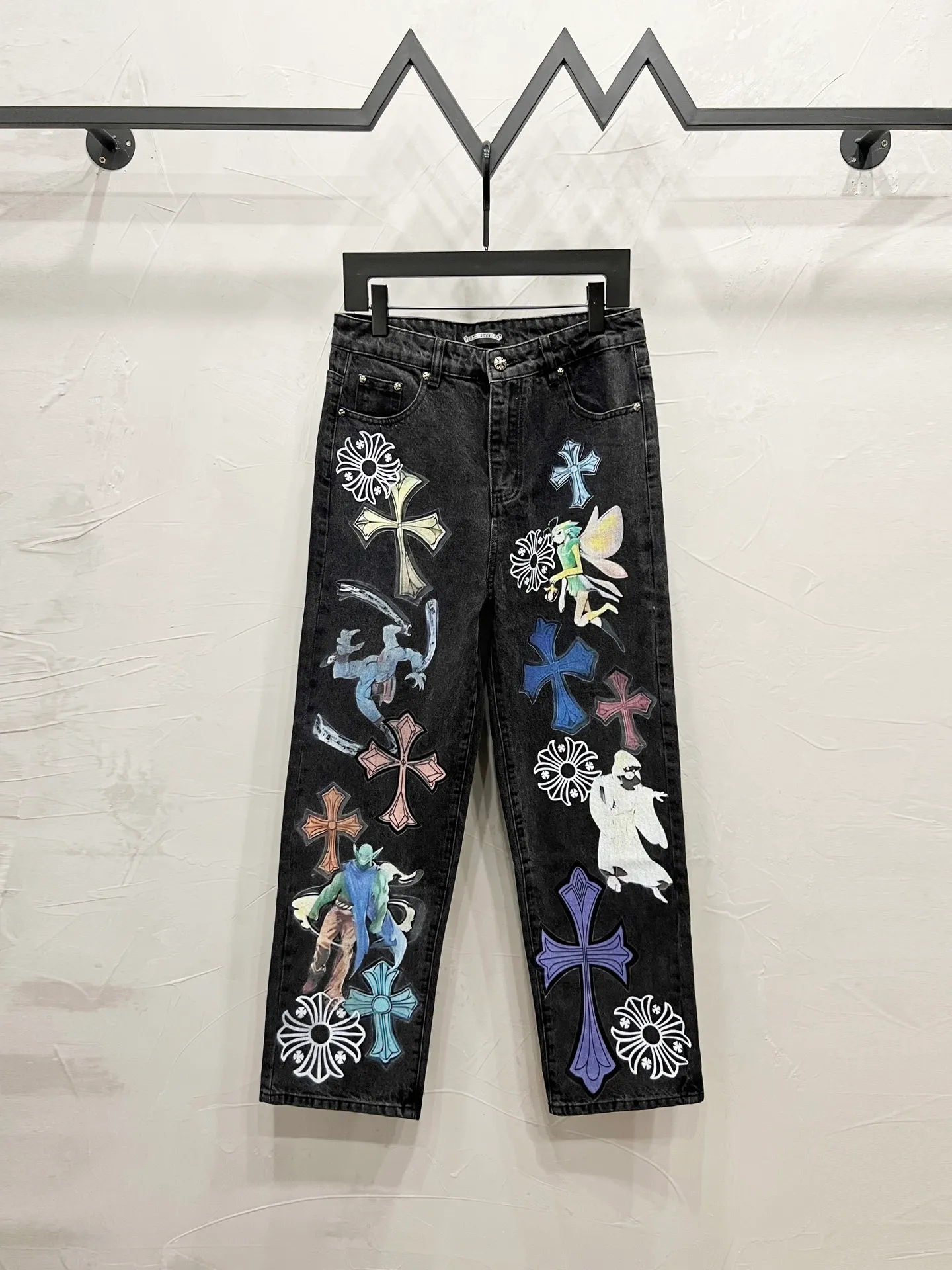 P180 Style number: [M964] Chrome Hearts SS25 full-print cross cartoon patch straight jeans for men and women, top ceiling quality, styles with different wash textures, very friendly to people with thin legs and thick legs, the straight and slim fit is very flattering to the leg shape, the moderate length that never goes out of style, easy to match with casual, basic styling for various styles, a must-have in the wardrobe! The fabric is stiff but also makes the upper body soft without losing texture. The washing process is even more perfect. It is a must-have item for everyone! ! ! Washed wheat, hang tag, pants label, three labels complete Color: black Size: 30, 32, 34, 36